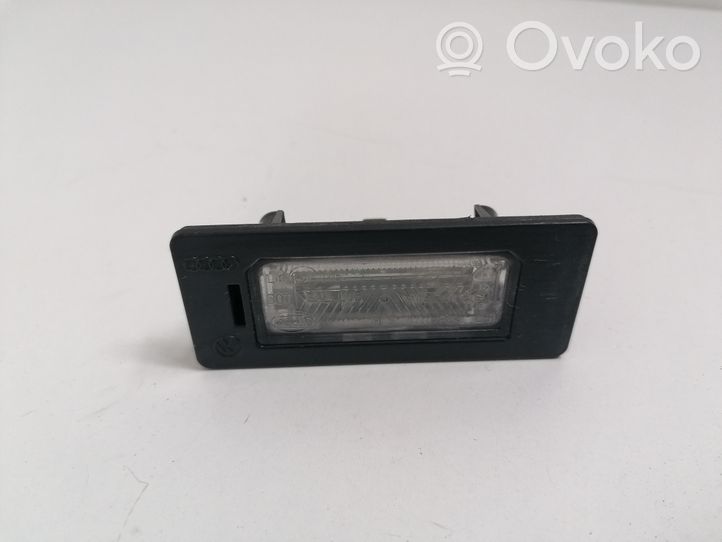 Audi A4 S4 B7 8E 8H Éclairage de plaque d'immatriculation 8T0943021