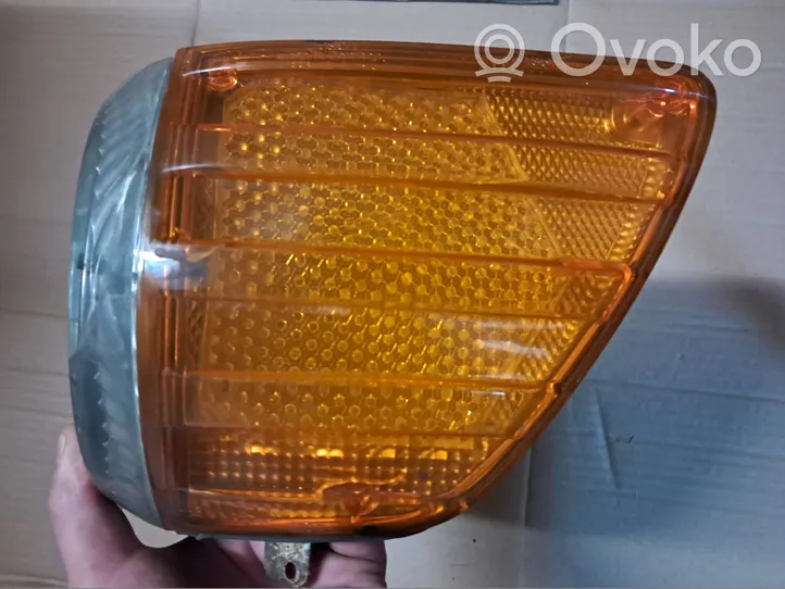 Mercedes-Benz SL R107 Lampa przednia 1305523033