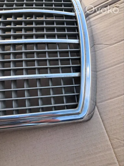 Mercedes-Benz COMPAKT W115 Atrapa chłodnicy / Grill 1158882285