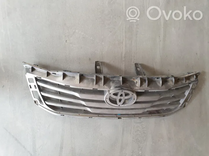 Toyota Hilux (AN10, AN20, AN30) Grille calandre supérieure de pare-chocs avant 531110K680