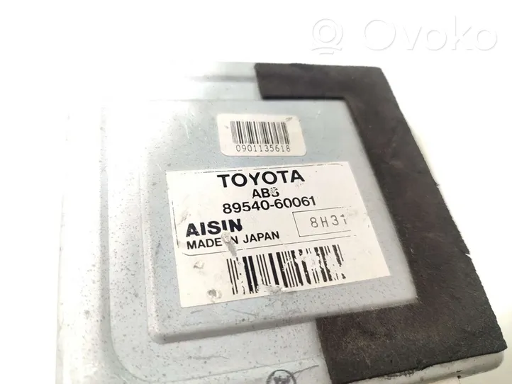 Toyota Land Cruiser (HDJ90) ABS-ohjainlaite/moduuli 89540-60061