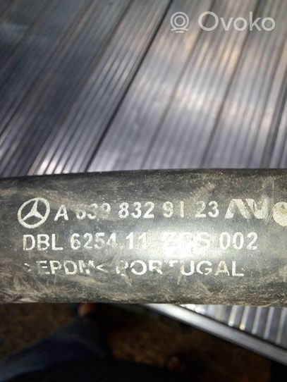 Mercedes-Benz Vito Viano W639 Moottorin vesijäähdytyksen putki/letku A6398329123