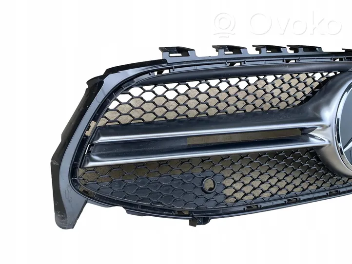 Mercedes-Benz CLA C118 X118 Grille calandre supérieure de pare-chocs avant A1188881600