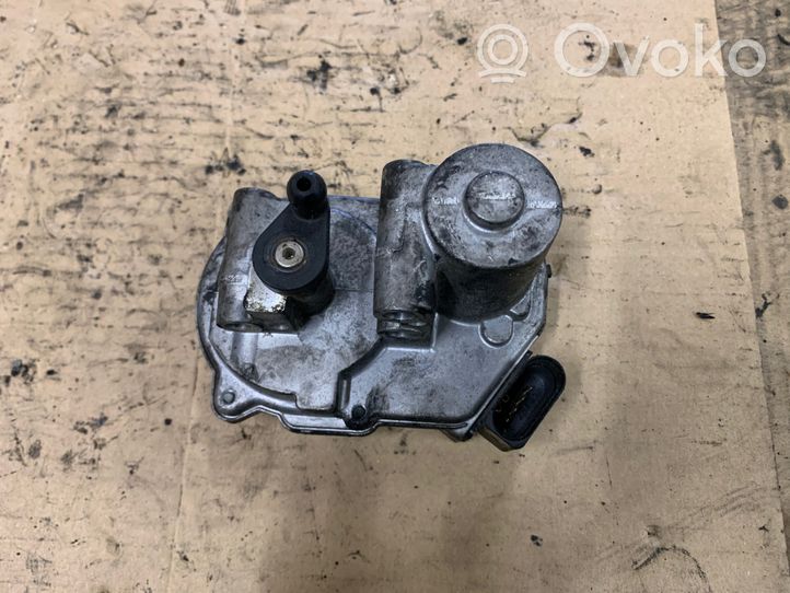 Audi A4 S4 B7 8E 8H Imusarjan venttiilin käyttömoottori A2C533008513