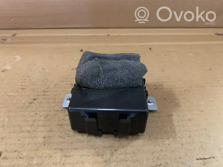 Volvo S40, V40 Oven keskuslukituksen ohjausyksikön moduuli 30857627