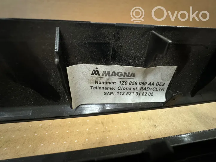 Skoda Octavia Mk2 (1Z) Radion/GPS-laitteen pääyksikön kehys 1Z0858069AA