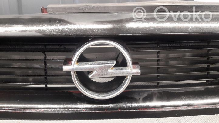 Opel Vectra A Front bumper upper radiator grill 90461334