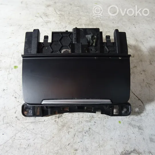 Audi A4 S4 B8 8K Auton tuhkakuppi 8K0857951