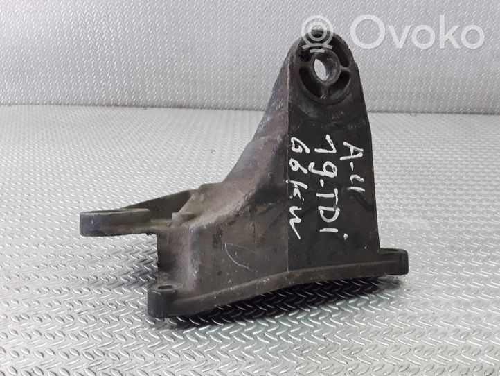 Audi A4 S4 B5 8D Pavarų dėžės tvirtinimo kronšteinas 8D0399114L