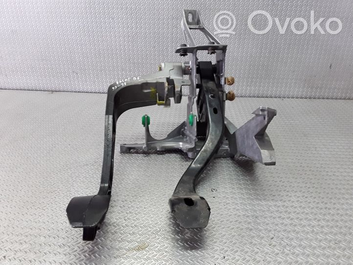 Volkswagen PASSAT B5 Pedal assembly 8D1721117K