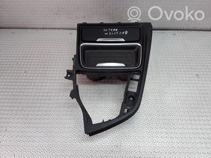 BMW 3 F30 F35 F31 Przedni uchwyt na kubek tunelu środkowego 105048744