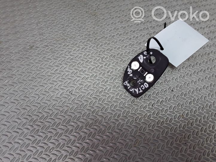 Skoda Octavia Mk2 (1Z) Rygiel zamka drzwi tylnych 