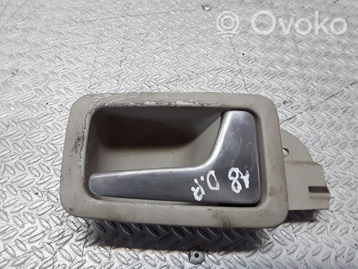 Audi A8 S8 D2 4D Poignée inférieure de porte avant 4D0837020