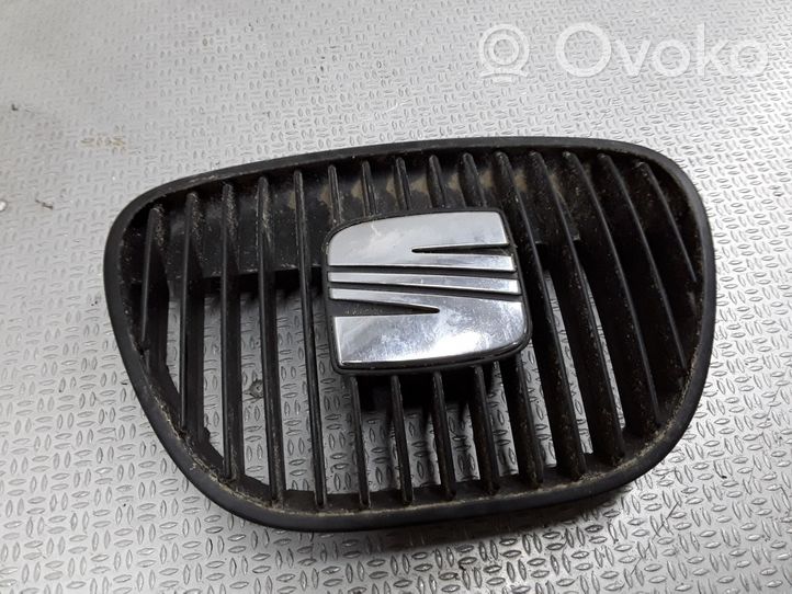 Seat Ibiza III (6L) Maskownica / Grill / Atrapa górna chłodnicy 6L0853654