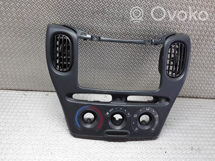 Toyota Yaris Verso Konsola środkowa / Radio / GPS 7591387014