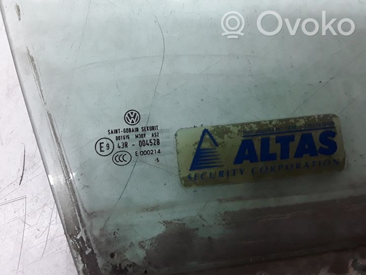 Volkswagen Jetta V Rear vent window glass 43R004528