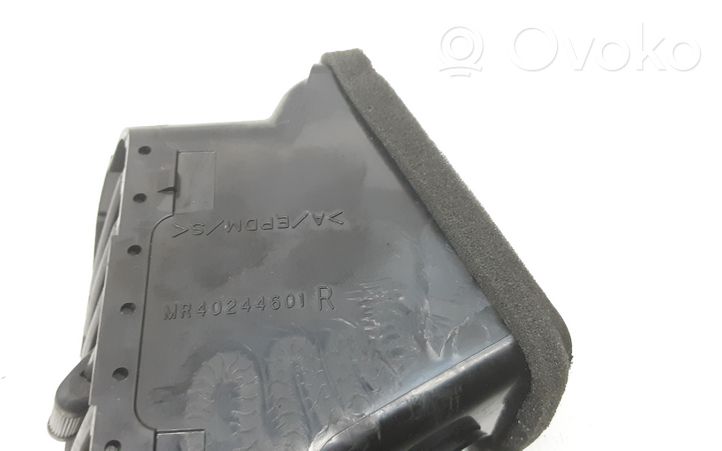 Mitsubishi Pajero Centrinės oro grotelės MR40244601