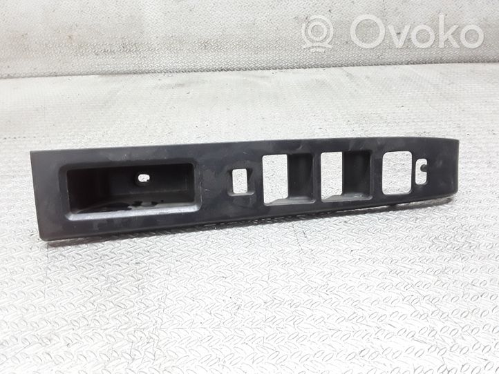 Mazda 5 Moldura del asa interna de la puerta delantera CC64684L6