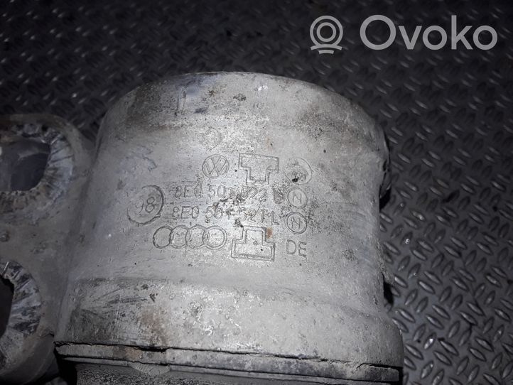 Volkswagen PASSAT B5 Taka-akselin ripustuksen kiinnityksen kotelo 8E0501522L