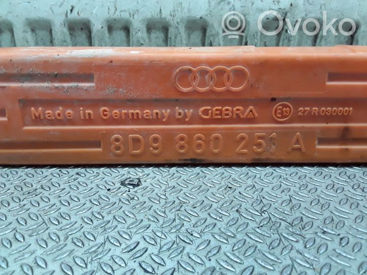 Audi A3 S3 8L Triangle d'avertissement 8D9860251A