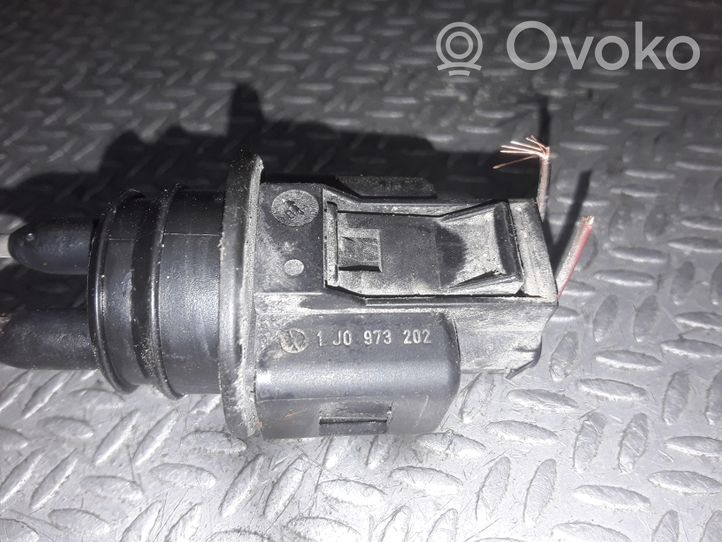 Volkswagen PASSAT B5.5 Windshield washer fluid level sensor 