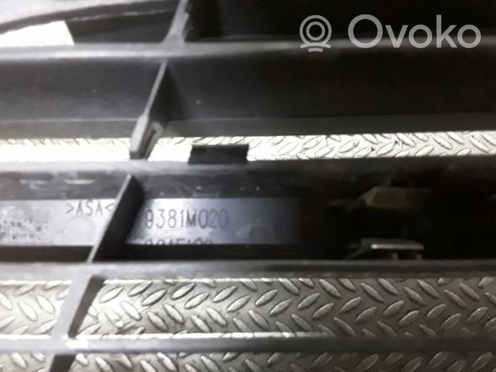 Nissan Almera Tino Grille calandre supérieure de pare-chocs avant 9381M020