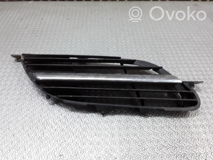 Nissan Almera Tino Maskownica / Grill / Atrapa górna chłodnicy 9381M020