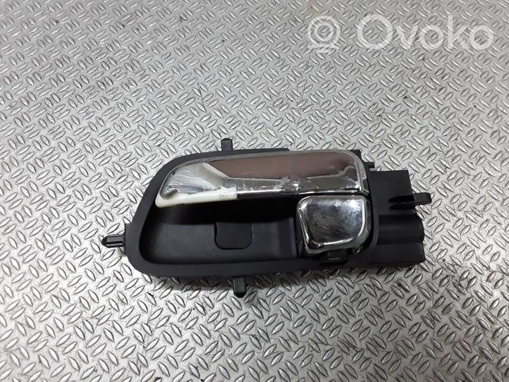 Hyundai i20 (PB PBT) Klamka wewnętrzna drzwi przednich 826101J000