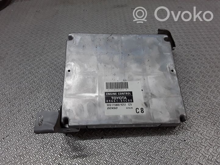 Toyota Avensis T250 Unidad de control/módulo del motor 8966105C80