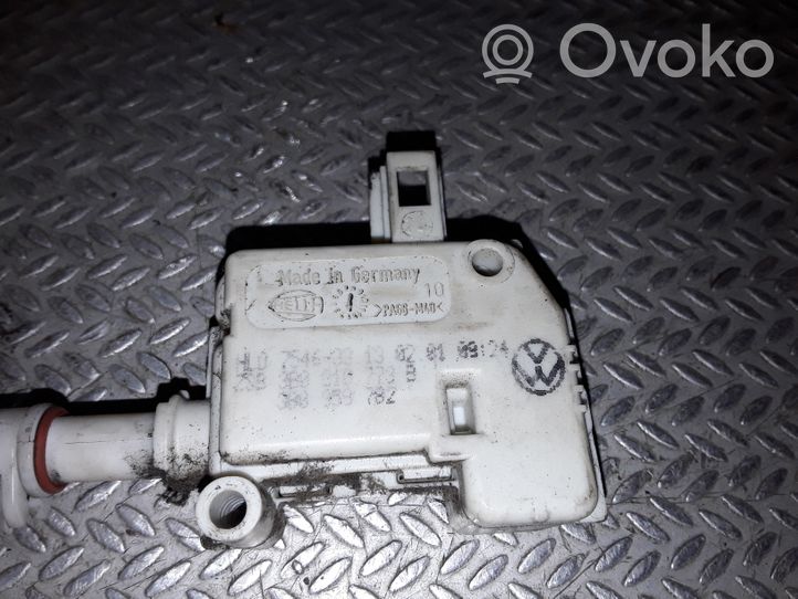 Volkswagen PASSAT B5.5 Serratura del tappo del serbatoio del carburante 3B0810773B