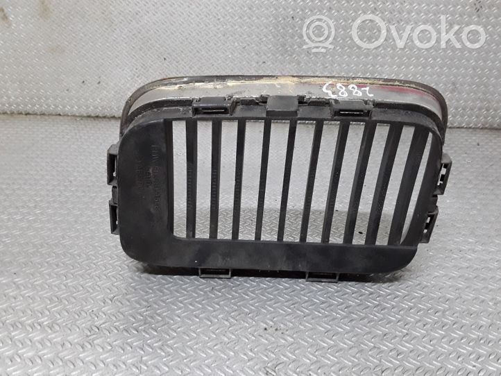 BMW 3 E36 Griglia superiore del radiatore paraurti anteriore 51138151548