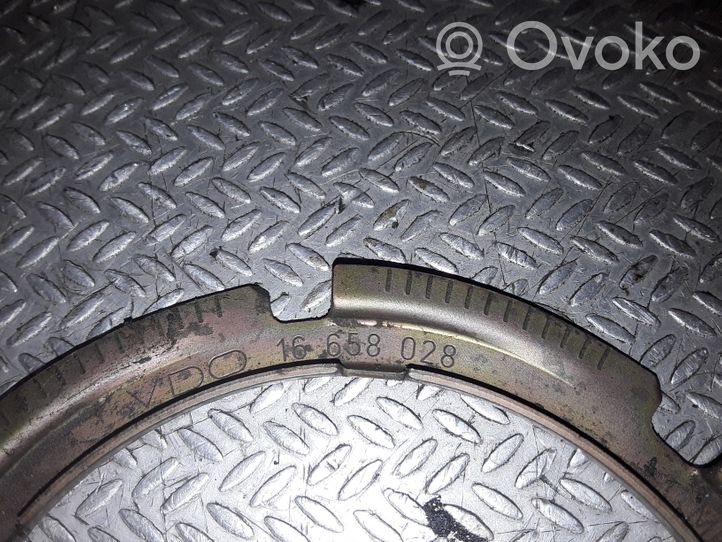 Volkswagen Touareg I Bague de verrouillage pour réservoir de carburant 16658028