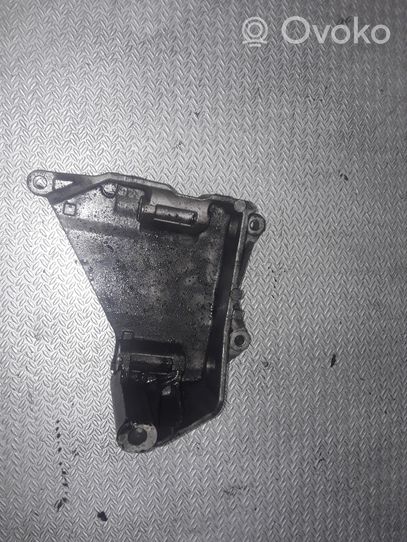 Volkswagen Touareg I Soporte del alternador 070903143C