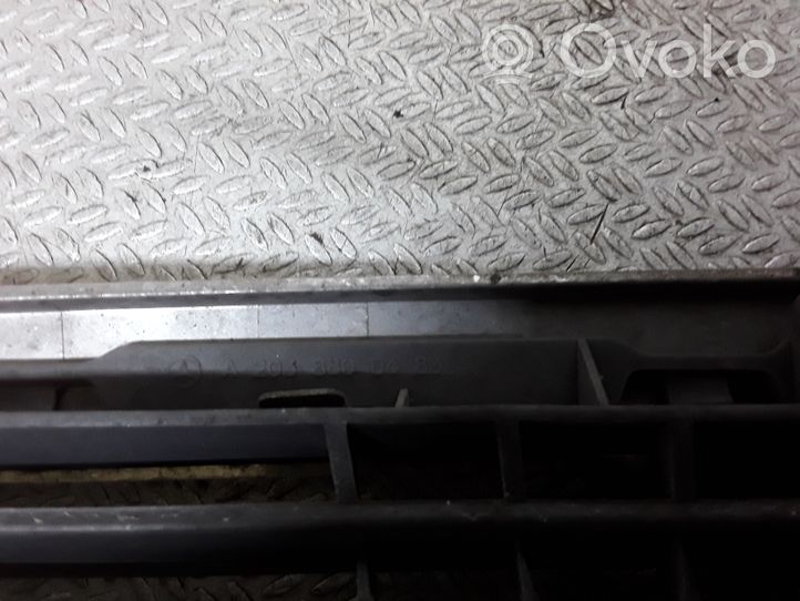 Mercedes-Benz C W203 Grille calandre supérieure de pare-chocs avant A2038800483