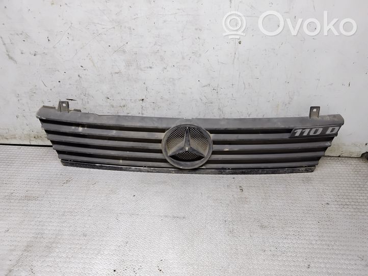 Mercedes-Benz Vito Viano W638 Etupuskurin ylempi jäähdytinsäleikkö A6388880415