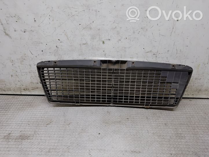 Mercedes-Benz E W210 Maskownica / Grill / Atrapa górna chłodnicy 2108880023