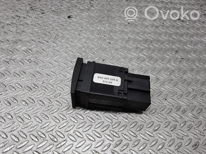 Volkswagen Polo IV 9N3 Hätävilkkujen kytkin 6Q0953235A