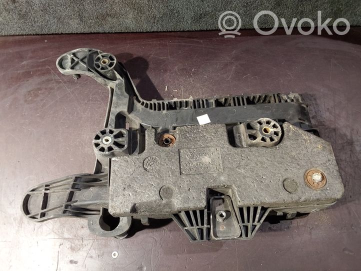 Volkswagen Touran II Boîte de batterie 1K0915333