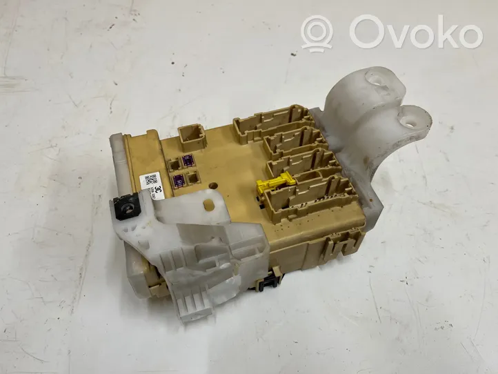 Toyota Auris E180 Fuse box set 8922102480