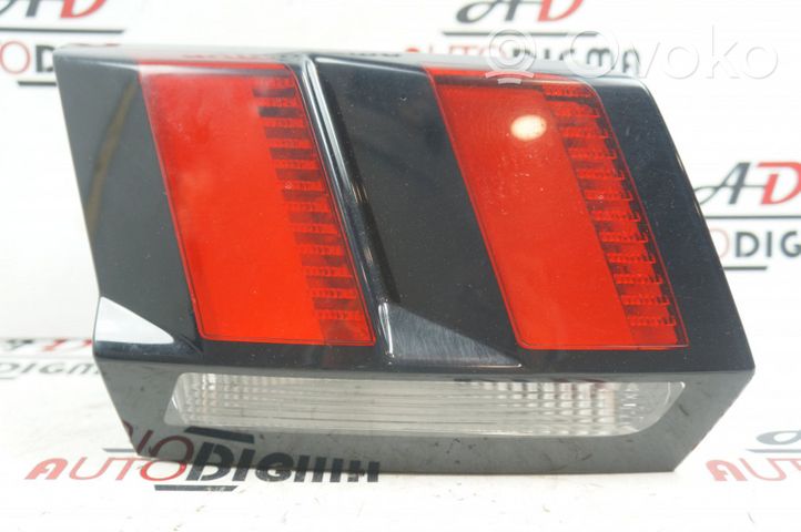 Peugeot 3008 II Lampy tylnej klapy bagażnika 9810477880