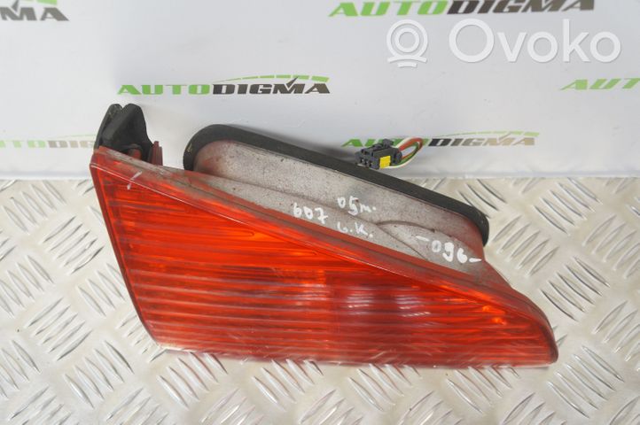 Peugeot 607 Lampy tylnej klapy bagażnika 2543G