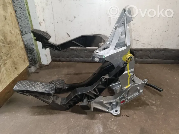 Volkswagen PASSAT B5 Pedal assembly 8d1721117d