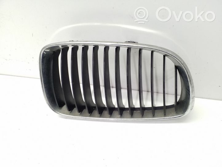 BMW 1 E81 E87 Grille calandre supérieure de pare-chocs avant 51137179656