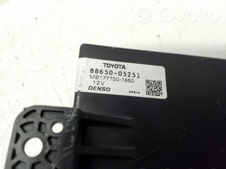 Toyota Avensis T270 Sterowania klimatyzacji / Ogrzewania 8865005251