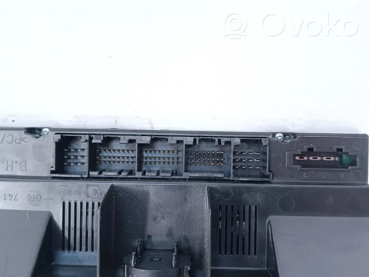 Audi A8 S8 D3 4E Panel klimatyzacji 4E0820043H