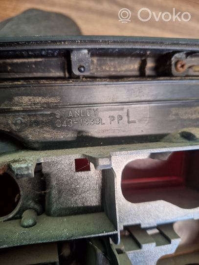 Mazda 626 Takavalon polttimon suojan pidike 0431339L