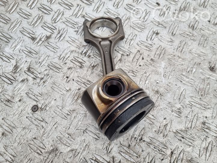 Volvo V40 Piston avec bielle 82L175