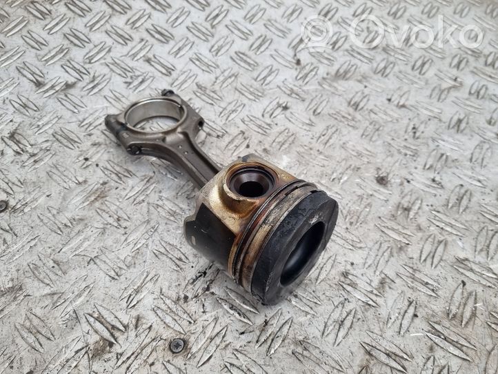 Volvo V40 Piston avec bielle 82L175