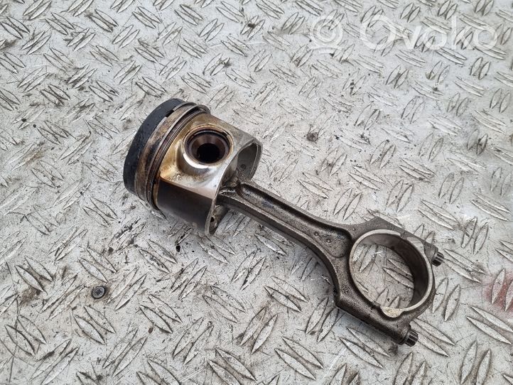 Volvo V40 Piston avec bielle 82L175