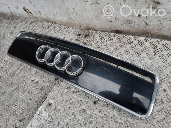 Audi A2 Etupuskurin ylempi jäähdytinsäleikkö 8Z0853321